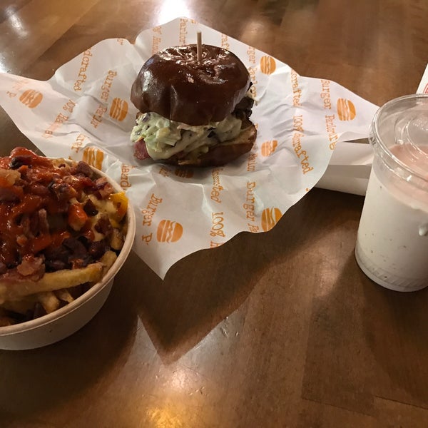Das Foto wurde bei Burger Parlor von John S. am 5/23/2017 aufgenommen