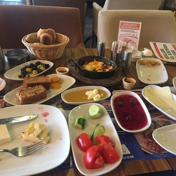 Photo prise au Güzelyurt Dilek Pasta &amp; Cafe Restaurant par İsmail S. le5/24/2017