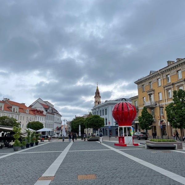 Foto diambil di Rotušės aikštė  | Town Hall Square oleh Kostadin B. pada 5/6/2024