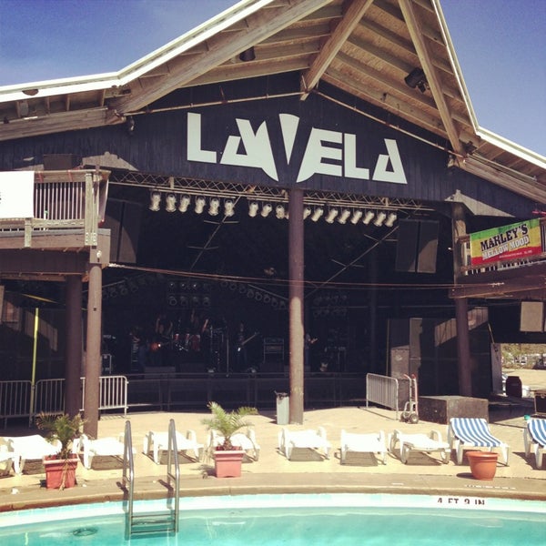 รูปภาพถ่ายที่ Club La Vela โดย Mark &quot;Sarge&quot; Y. เมื่อ 3/8/2013