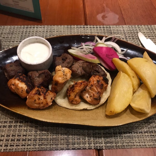Foto diambil di Al Nafoura Lebanese Restaurant oleh FY pada 4/5/2019