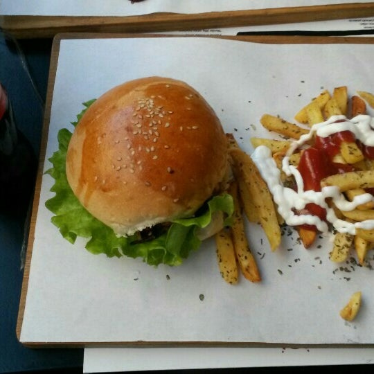 Photo taken at Wanted Burger by Ayşegül A. on 1/14/2016