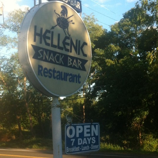 Снимок сделан в Hellenic Snack Bar &amp; Restaurant пользователем Milo J T. 9/23/2012