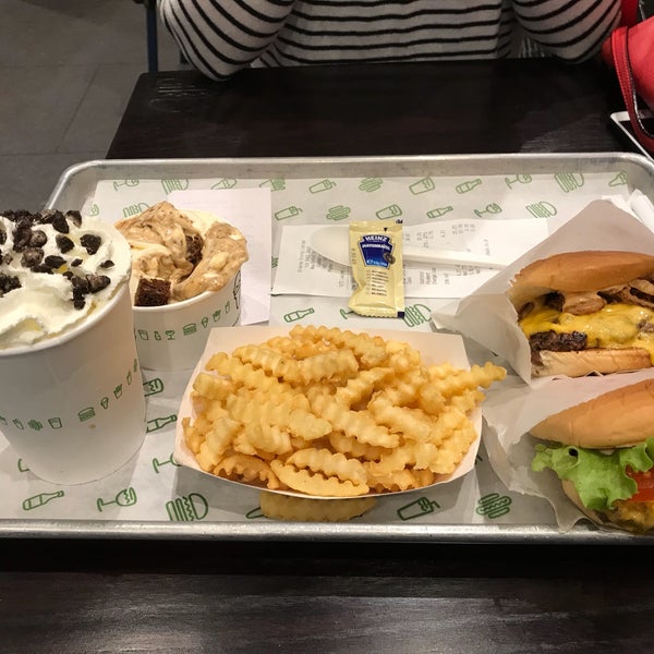 Photo taken at Shake Shack by Mr Head on 1/22/2018