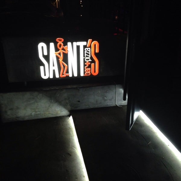 11/28/2014 tarihinde Spyros M.ziyaretçi tarafından Saint&#39;s Bar + Pizza'de çekilen fotoğraf