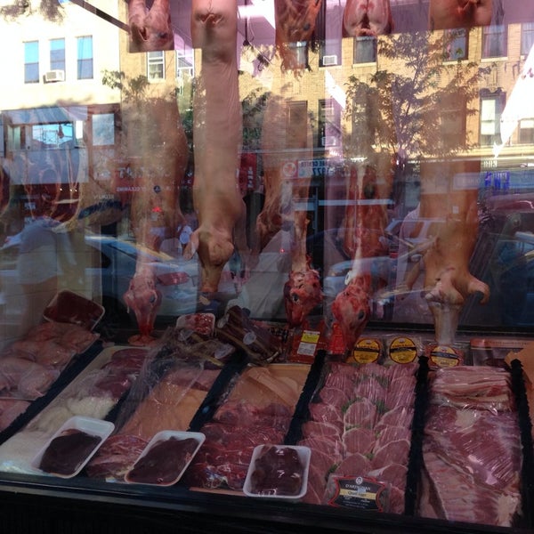 Das Foto wurde bei International Meat Market von debz am 9/20/2013 aufgenommen