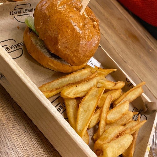 รูปภาพถ่ายที่ Burger Market - Király u. โดย M B. เมื่อ 12/28/2019