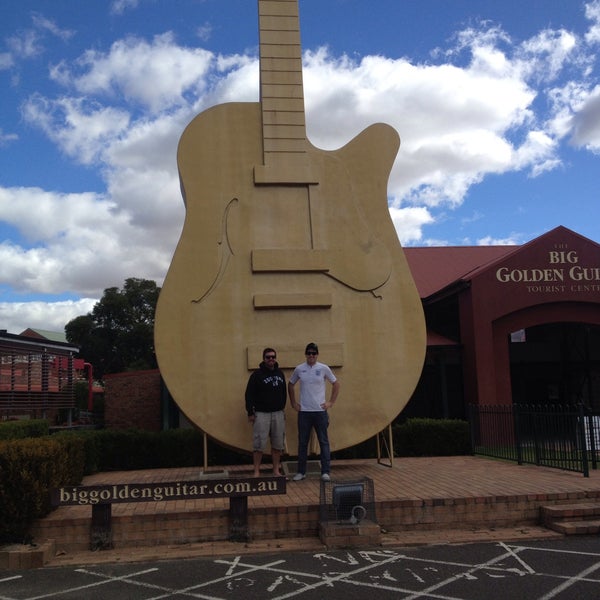 Golden guitar. Golden guitar. гитара достопримечательность. золотая гитара в австралии. Golden guitar.