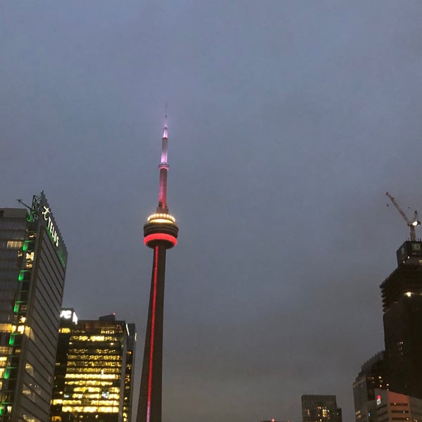 Foto diambil di Toronto Financial District oleh Elena K. pada 9/5/2022
