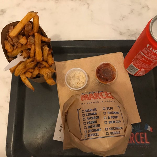 Je suis super fan du King Marcel. Les burgers sont succulents, les frites croquants et les sauces maison délicieux.