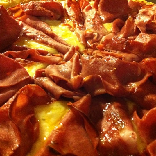 Foto diambil di Pezzi Pizzeria Gourmet oleh Marcelo M. pada 9/15/2012