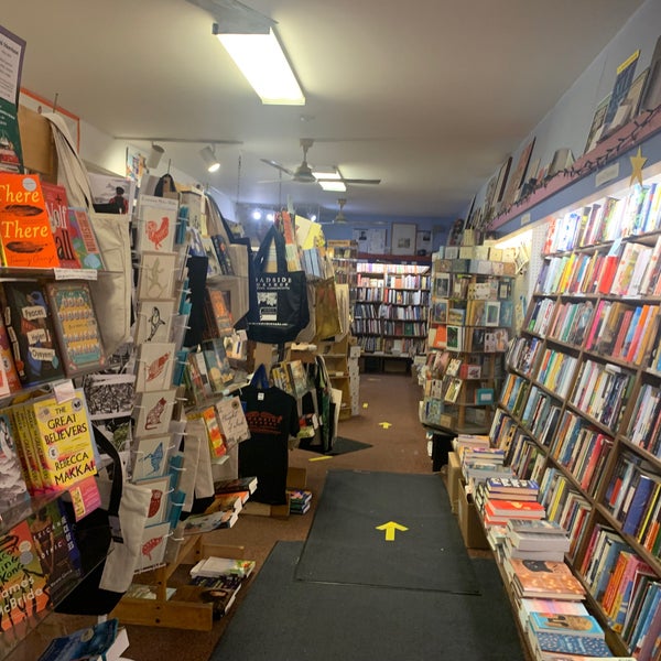 Foto tirada no(a) Broadside Bookshop por paddy M. em 7/11/2021