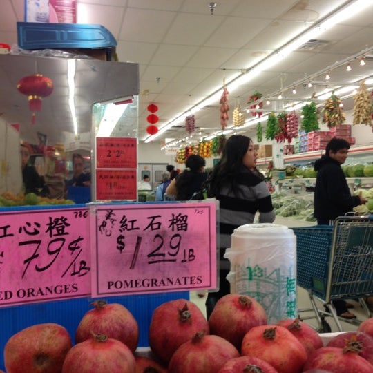 12/9/2012 tarihinde paddy M.ziyaretçi tarafından Grand Asia Market'de çekilen fotoğraf
