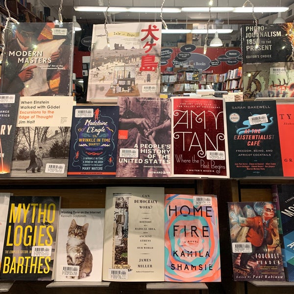 Photo taken at Harvard Book Store by paddy M. on 12/20/2019