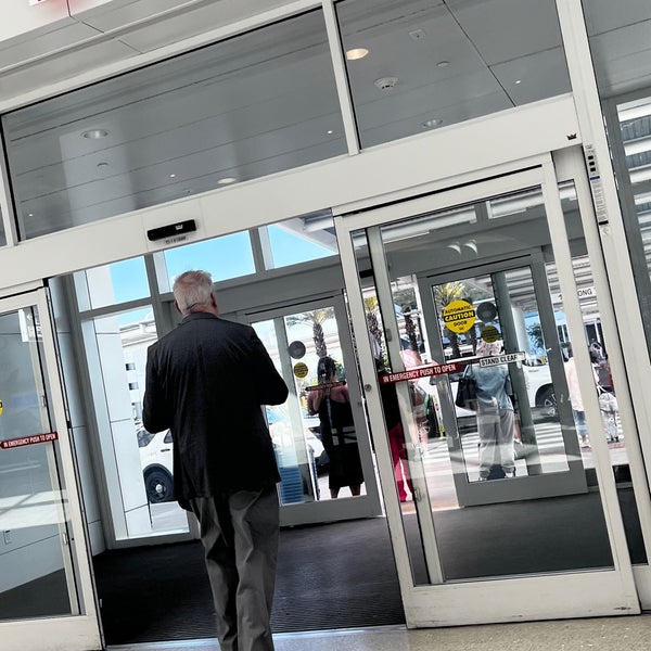 รูปภาพถ่ายที่ Louis Armstrong New Orleans International Airport (MSY) โดย Crillmatic เมื่อ 4/12/2024