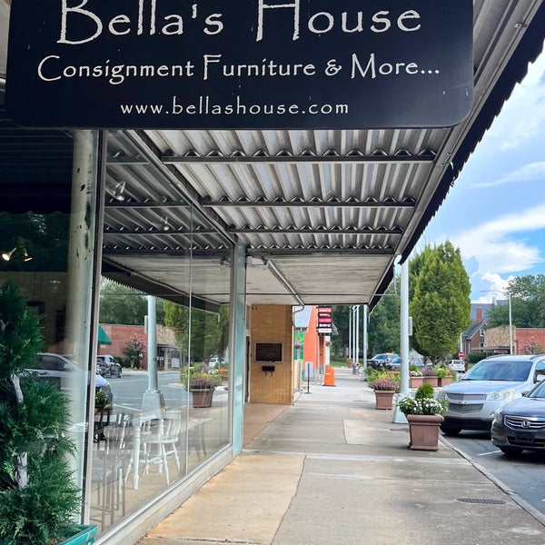 Photo taken at Bella&#39;s House Furniture Consignment by Crillmatic on 8/9/2022