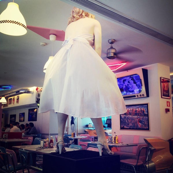 10/15/2013 tarihinde Morgane R.ziyaretçi tarafından The Fifties Diner'de çekilen fotoğraf