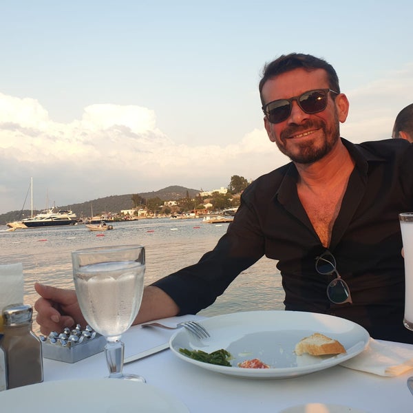 Foto diambil di Eda Balık &amp; Beach Türkbükü oleh Hüseyin E. pada 7/17/2019