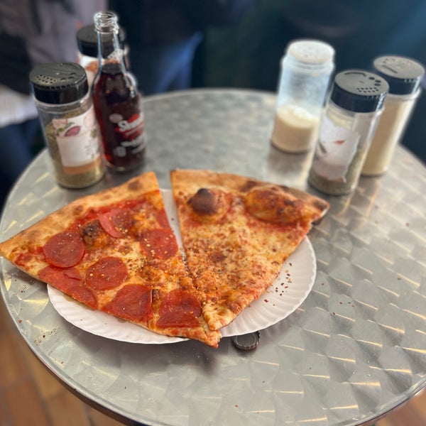 Foto tirada no(a) Joe&#39;s Pizza por P. D. em 10/27/2022