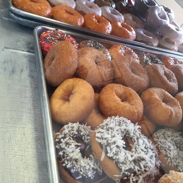 รูปภาพถ่ายที่ Primo&#39;s Donuts โดย Leanne C. เมื่อ 4/28/2016