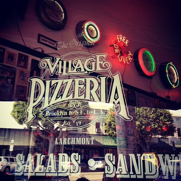 Снимок сделан в Village Pizzeria пользователем Evan P. 10/10/2012