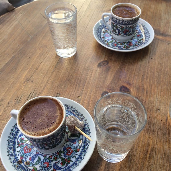 Foto diambil di Tosbağa Cafe oleh Zühre K. pada 4/27/2016