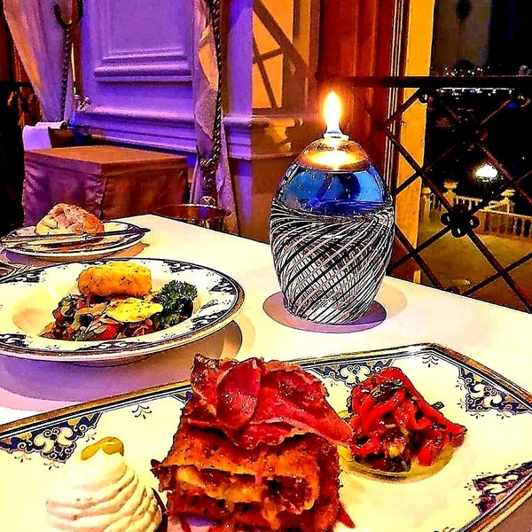 Foto tirada no(a) Tuğra Restaurant &amp; Lounge por 🚤 The_Mist . em 3/13/2020