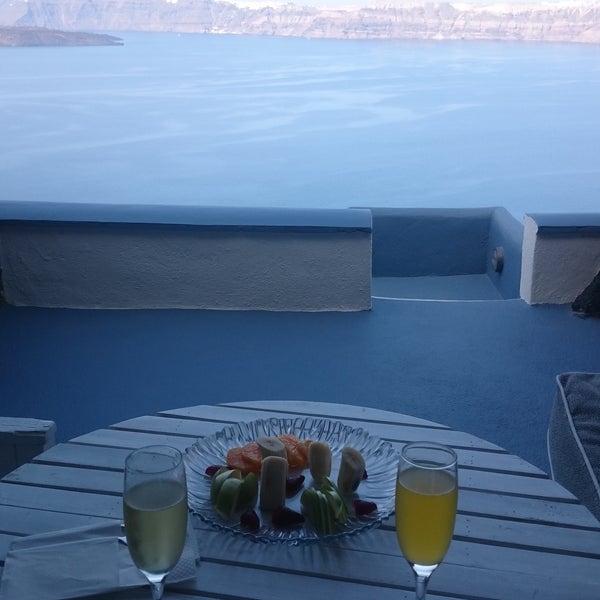 Breathtaking view, an awesome room with great decoration. Room service is excellent. The best place for the one who prefers quiet and romantic vacation in Santorini