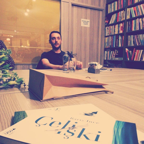 รูปภาพถ่ายที่ Akademi 1971 Kitabevi Kafe &amp; Kütüphane โดย Barış A. เมื่อ 2/3/2019
