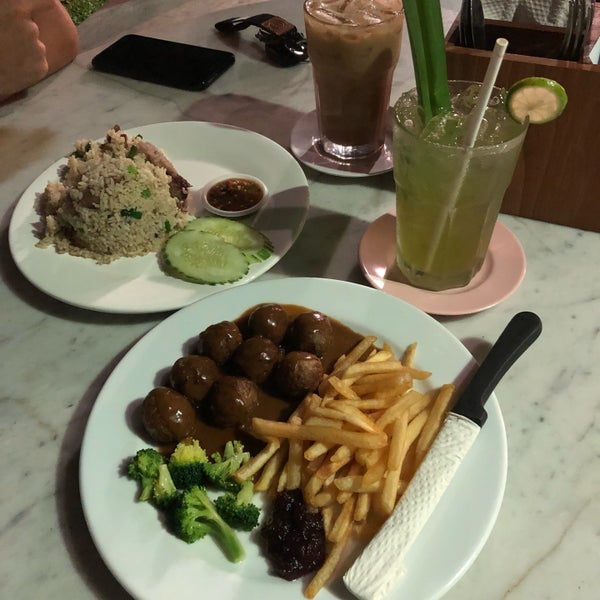 Foto diambil di Lila Wadi Restaurant oleh Fatin A. pada 9/7/2019