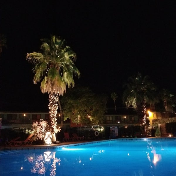 Снимок сделан в Caliente Tropics Resort Hotel пользователем Fil B. 3/3/2019