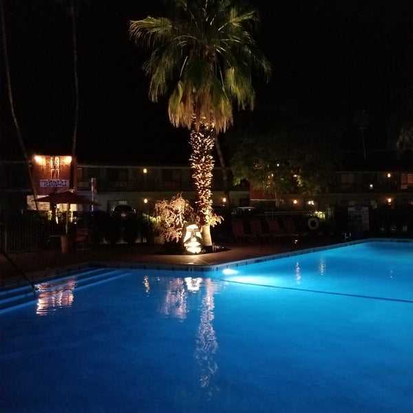 Снимок сделан в Caliente Tropics Resort Hotel пользователем Fil B. 2/28/2019