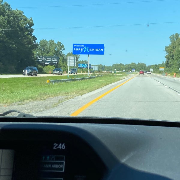 Michigan / Ohio State Line Border Crossing in Whiteford