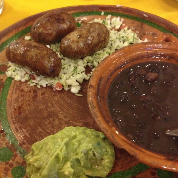 Foto diambil di La Calle Restaurante oleh Cesar O. pada 1/16/2013