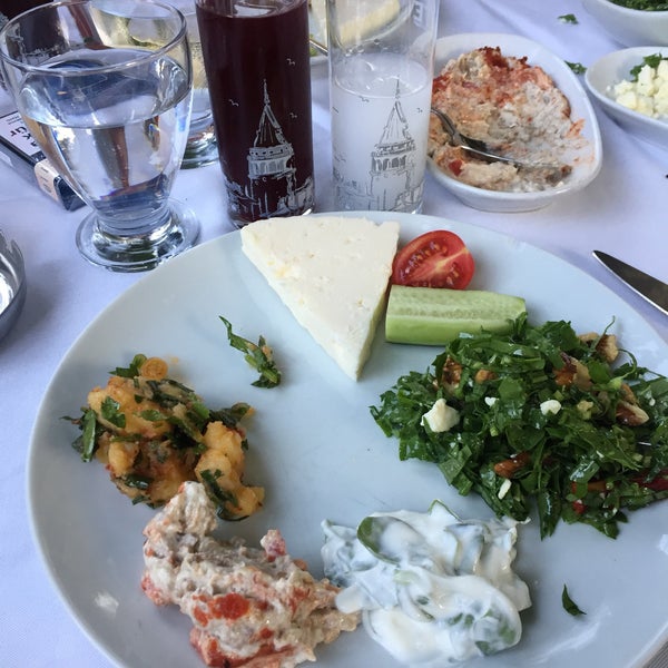 Das Foto wurde bei Ataköy Bahçem Restaurant von 🦅Muhsin🦅موحسين🦅 . am 6/14/2019 aufgenommen