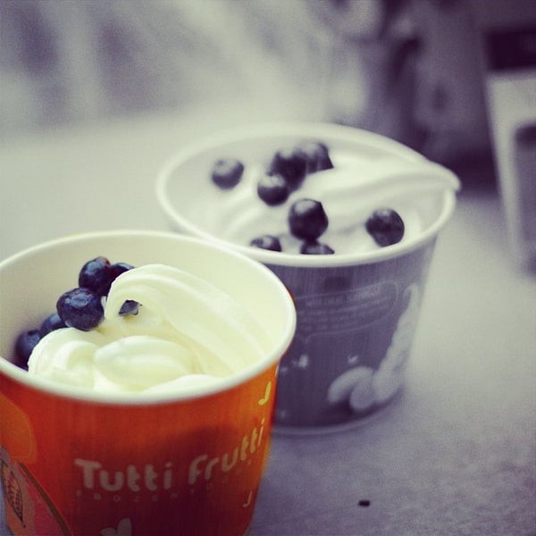Photo taken at Tutti Frutti Frozen Yogurt by Arthur L. on 1/2/2013