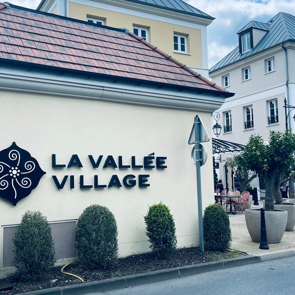 Foto diambil di La Vallée Village oleh A.S.M 🗽 pada 4/25/2024