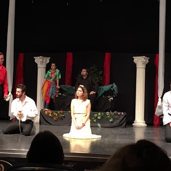 Foto diambil di Sahne Tozu Tiyatrosu Haldun DORMEN Sahnesi oleh Özge S. pada 7/2/2019