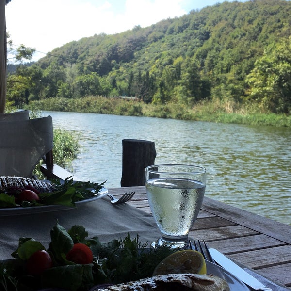 Das Foto wurde bei Ağva Gizlibahçe Restaurant von Cemile Büşra K. am 9/17/2018 aufgenommen