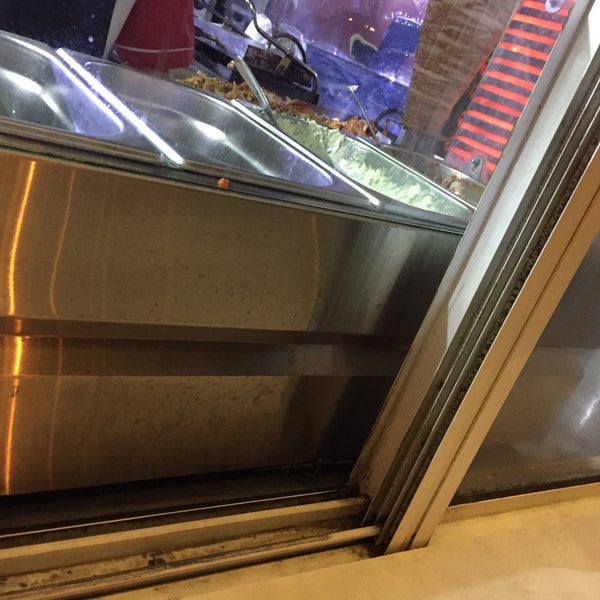 как завернуть шаурму в лаваш. шаверма кириши. шаверма ларек донер. смешной ларек. киоск название.