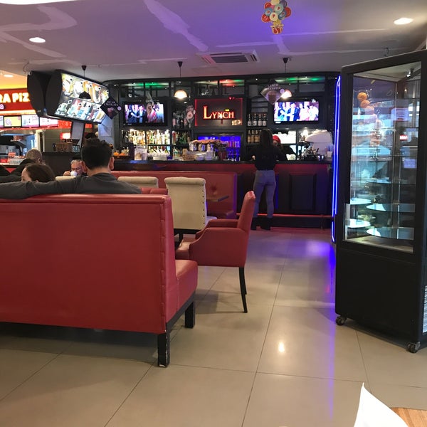 รูปภาพถ่ายที่ Lynch Cafe&amp;Bar โดย Kürşat Ç. เมื่อ 1/29/2020