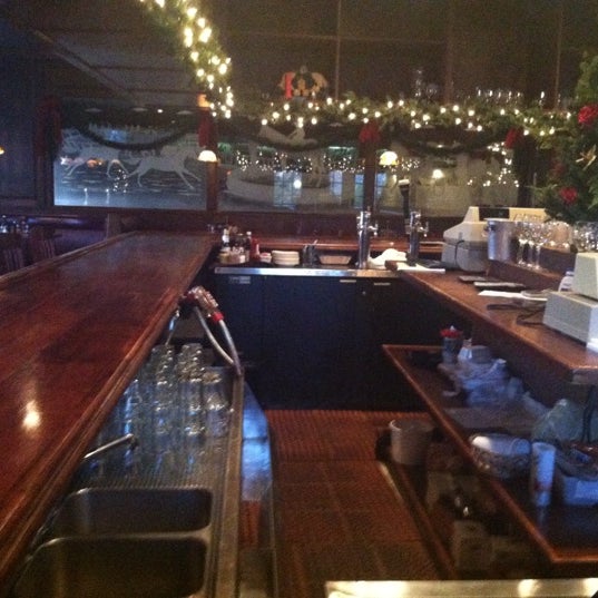 Foto tirada no(a) Colts Neck Inn Steak &amp; Chop House por Sally H. em 12/15/2012