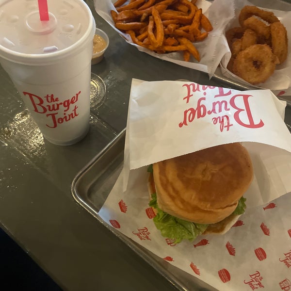 12/3/2023 tarihinde WwDww W.ziyaretçi tarafından The Burger Joint'de çekilen fotoğraf