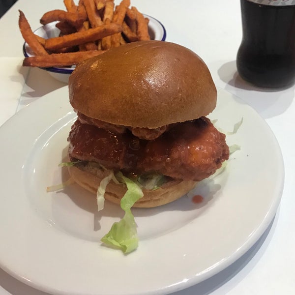 Foto diambil di Burger &amp; Shake oleh Mohammed Al pada 9/26/2019