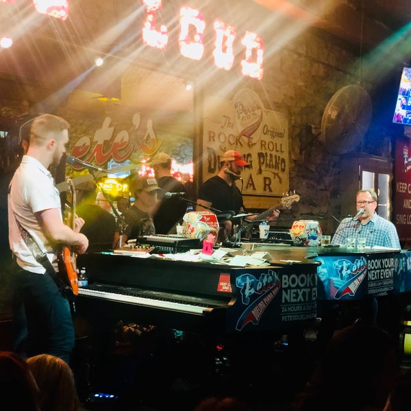Foto scattata a Pete&#39;s Dueling Piano Bar da HH T. il 1/18/2020