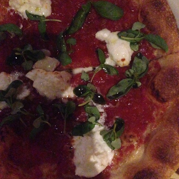 Снимок сделан в Pizzeria Mozza at The Headquarters пользователем Ann A. 5/17/2014