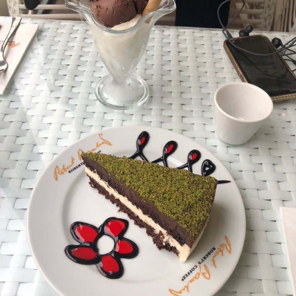 Photo taken at Robert&#39;s Coffee by 🍓🍓 on 4/7/2019