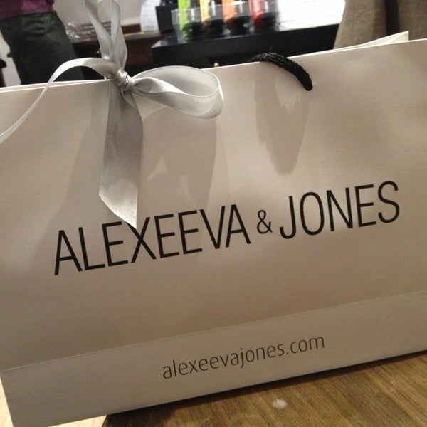 2/8/2013에 Irina G.님이 Alexeeva &amp; Jones Chocolate Boutique에서 찍은 사진