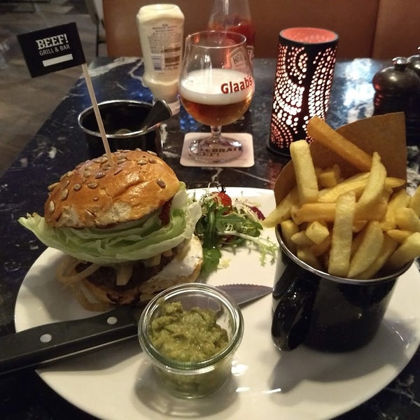 Friendly service, cool beer ("Helles"). The !Beef-Burger with chips and guacamole was impeccable, the price above average.
