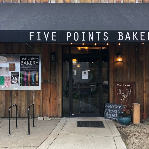 Das Foto wurde bei Five Points Bakery &amp; Toast Cafe von Kelsey S. am 4/27/2019 aufgenommen